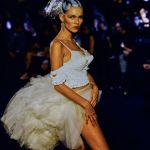 Kate Moss' Best '90s Runway Moments – Kate Moss Young '90s Style