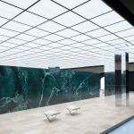 Louis Vuitton ha sfilato al Tennis Club de Paris Praticamente, immersa nel marmo