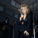 I migliori look di Mina, icona della musica italiana Dal drammatico cat-eye alle sopracciglia invisibili | Image 331889