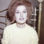 I migliori look di Mina, icona della musica italiana Dal drammatico cat-eye alle sopracciglia invisibili | Image 331894