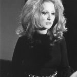 I migliori look di Mina, icona della musica italiana Dal drammatico cat-eye alle sopracciglia invisibili | Image 331974