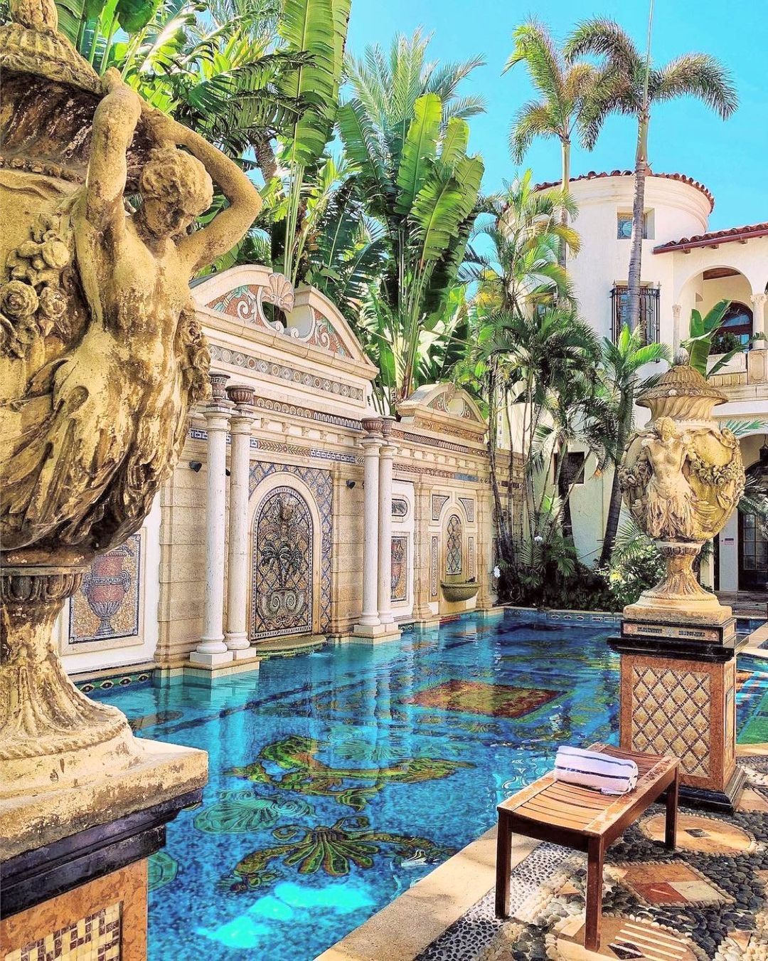 書 CASA VERSACE: LIVING WITH ART 1-versace-designer-home-vogue-