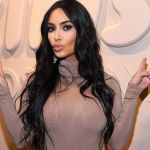 Kim Kardashian è ufficialmente miliardaria Secondo Forbes, la celebrity deve la sua fortuna ai brand KKW Beauty e Skims, ma anche contratti televisivi e pubblicitari