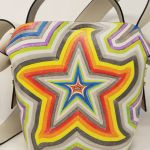 Le nuove borse Musubi di Acne Studios con stelle psichedeliche Tre modelli esclusivi ispirati alle opere di Ben Quinn e realizzati in collaborazione con l’artista