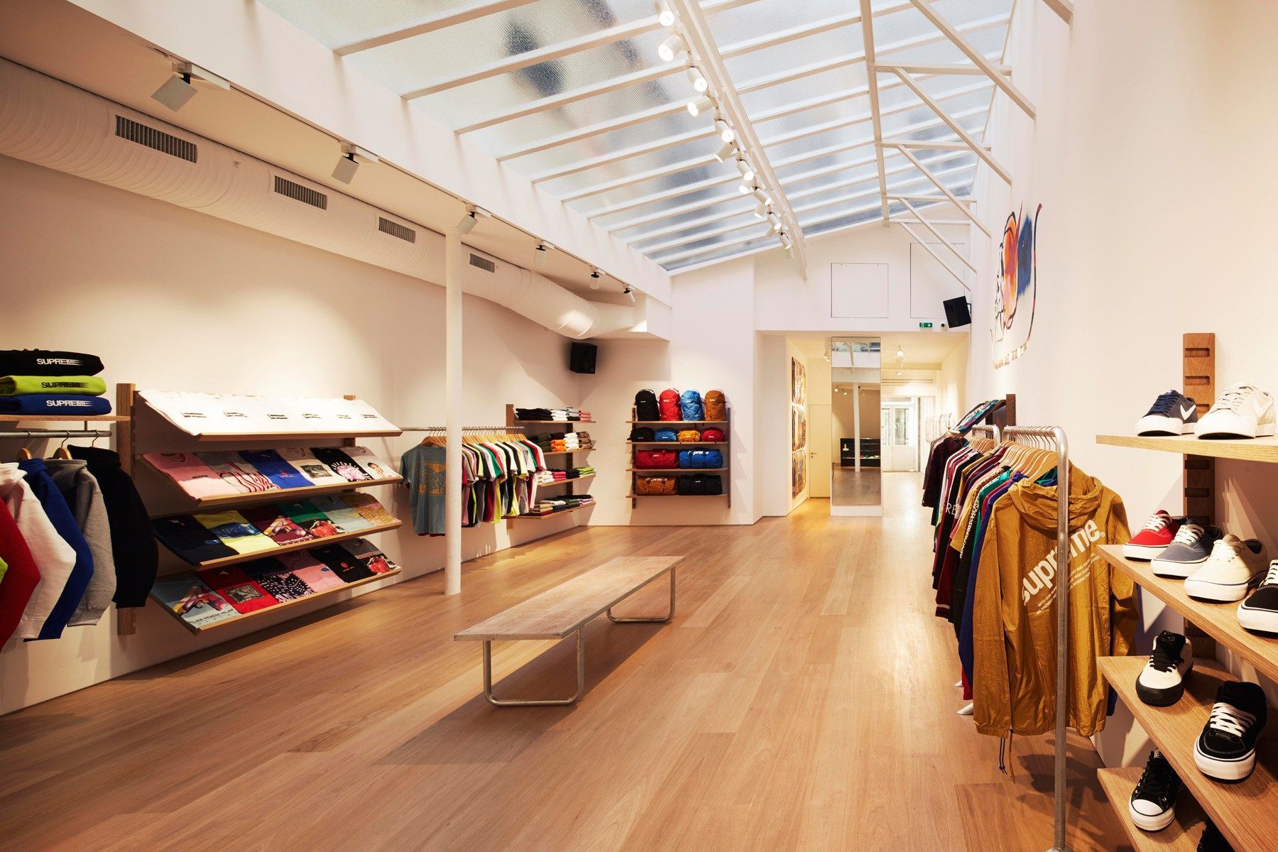 5 things in common between an Apple and a Supreme store