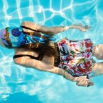 Versace presenta La Vacanza, la nuova beachwear collection Il mermaid core della Maison incontra l’estate italiana