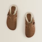 Quando le Birkenstock Boston sono diventate cool La ciabatta (quasi) ortopedica del tanto amato/odiato brand tedesco sta vivendo una nuova popolarità | Image 348354