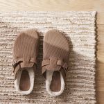 Quando le Birkenstock Boston sono diventate cool La ciabatta (quasi) ortopedica del tanto amato/odiato brand tedesco sta vivendo una nuova popolarità | Image 348352