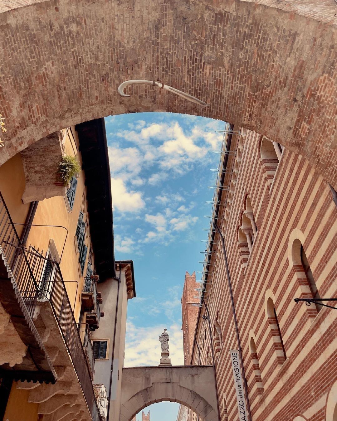 5 film, città e outfits per tuffarsi nell’estate italiana L'infinita ispirazione dell'estate italiana fra cinema, moda ed estetica mediterranea | Image 352328