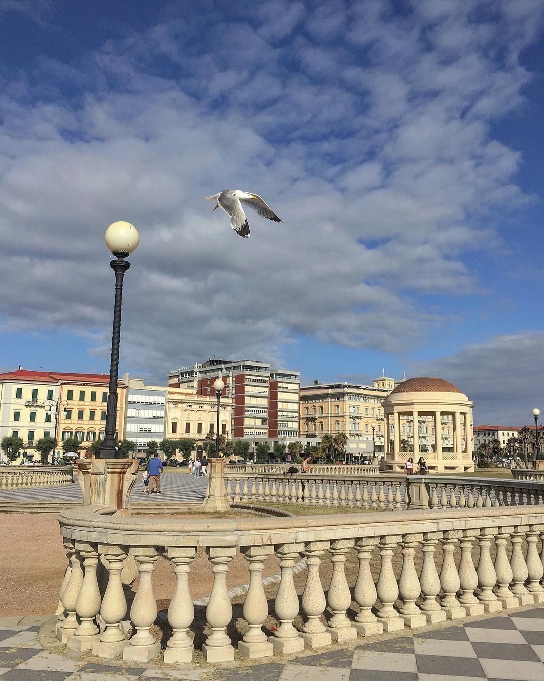 5 film, città e outfits per tuffarsi nell’estate italiana L'infinita ispirazione dell'estate italiana fra cinema, moda ed estetica mediterranea | Image 351096