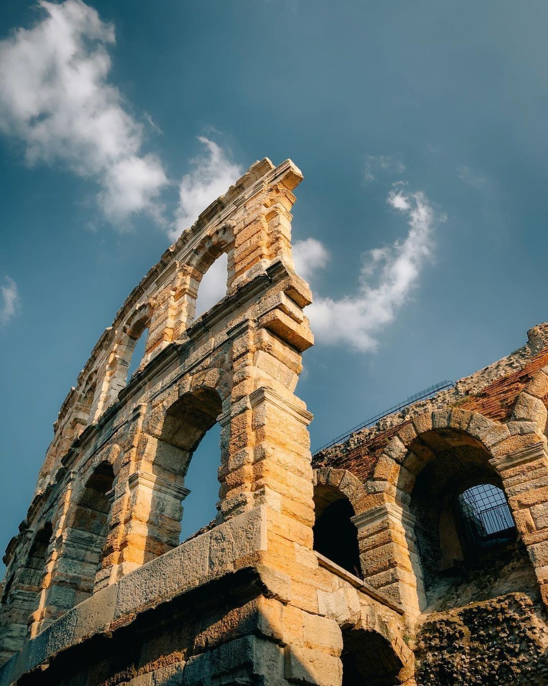 5 film, città e outfits per tuffarsi nell’estate italiana L'infinita ispirazione dell'estate italiana fra cinema, moda ed estetica mediterranea | Image 352190