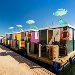 10 mini case da prenotare su airbnb per l’estate 2021 Dall’houseboat sul fiume alla casa mobile eco-sostenibile