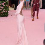 I migliori fashion moments nella storia del Met Gala Da Lady Gaga in hot pink a Rihanna in versione Papessa | Image 369700