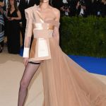 I migliori fashion moments nella storia del Met Gala Da Lady Gaga in hot pink a Rihanna in versione Papessa | Image 369696