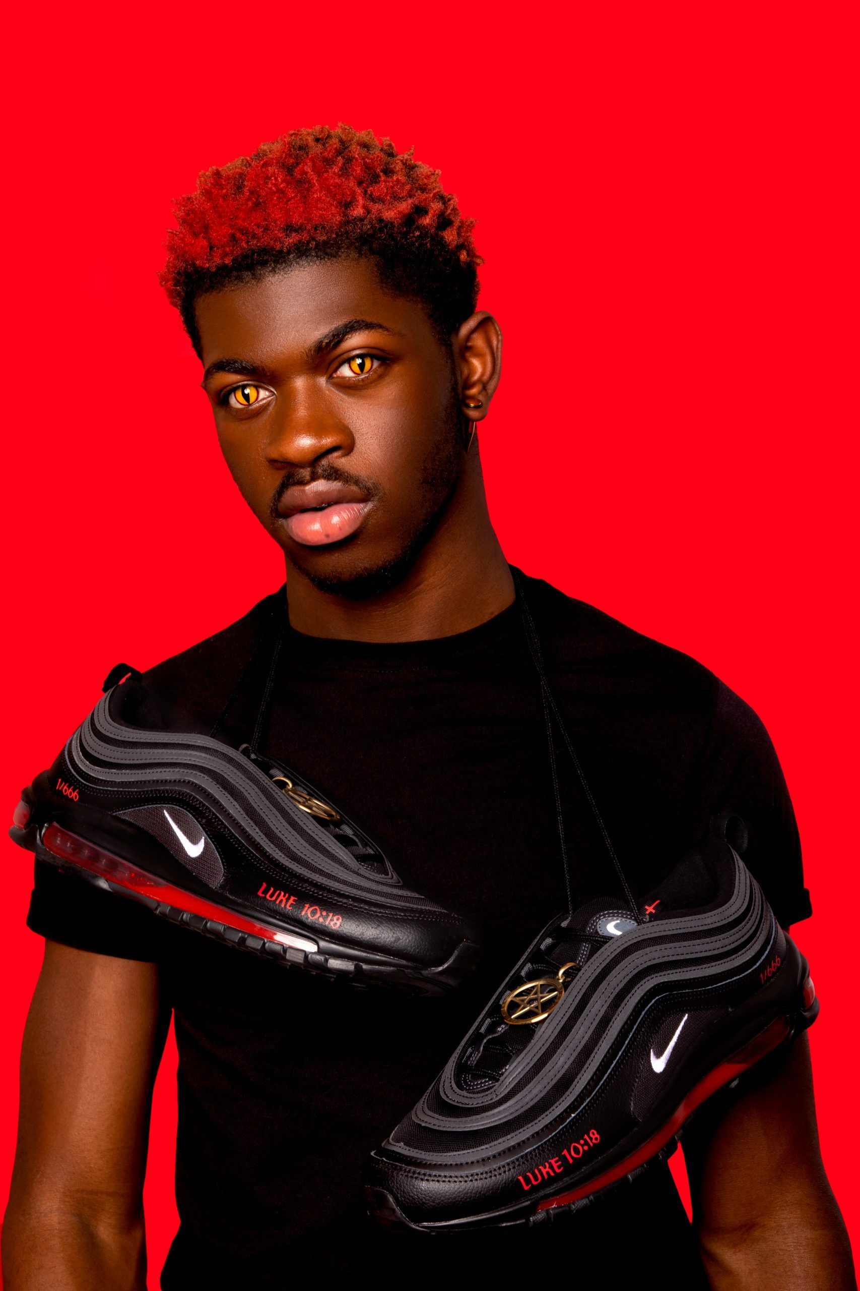 Come MSCHF ha usato lo streetwear per parodiare lo streetwear Dopo le Satan Shoes di Lil Nas X e la spada Grimes, il prossimo obiettivo del collettivo è Topolino | Image 370017