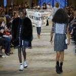 Ativistas invadem desfile da Louis Vuitton em protesto contra mudanças  climáticas - Socialismo Criativo