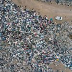 Il deserto di Atacama in Cile sta diventato un’enorme discarica di abiti usati fast fashion Una montagna che cresce di 39.000 tonnellate l’anno