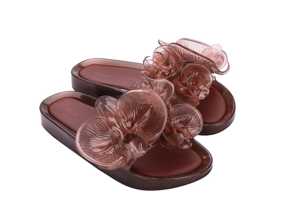 Melissa presents the new collection in collaboration with Y