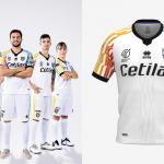Parma e Erreà rivelano il terzo kit della squadra emiliana per la stagione 2021/22 Una maglia che riprende l'estetica anni '90 e le cui vendite saranno interamente devolute in beneficenza