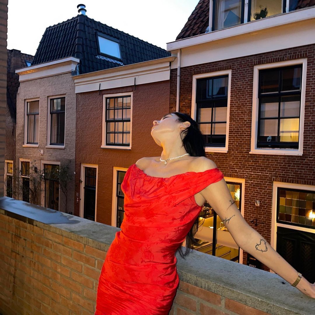 Come ricreare un outfit rosso non banale per Natale Tocco di colore, total-look o abito statement? | Image 390836