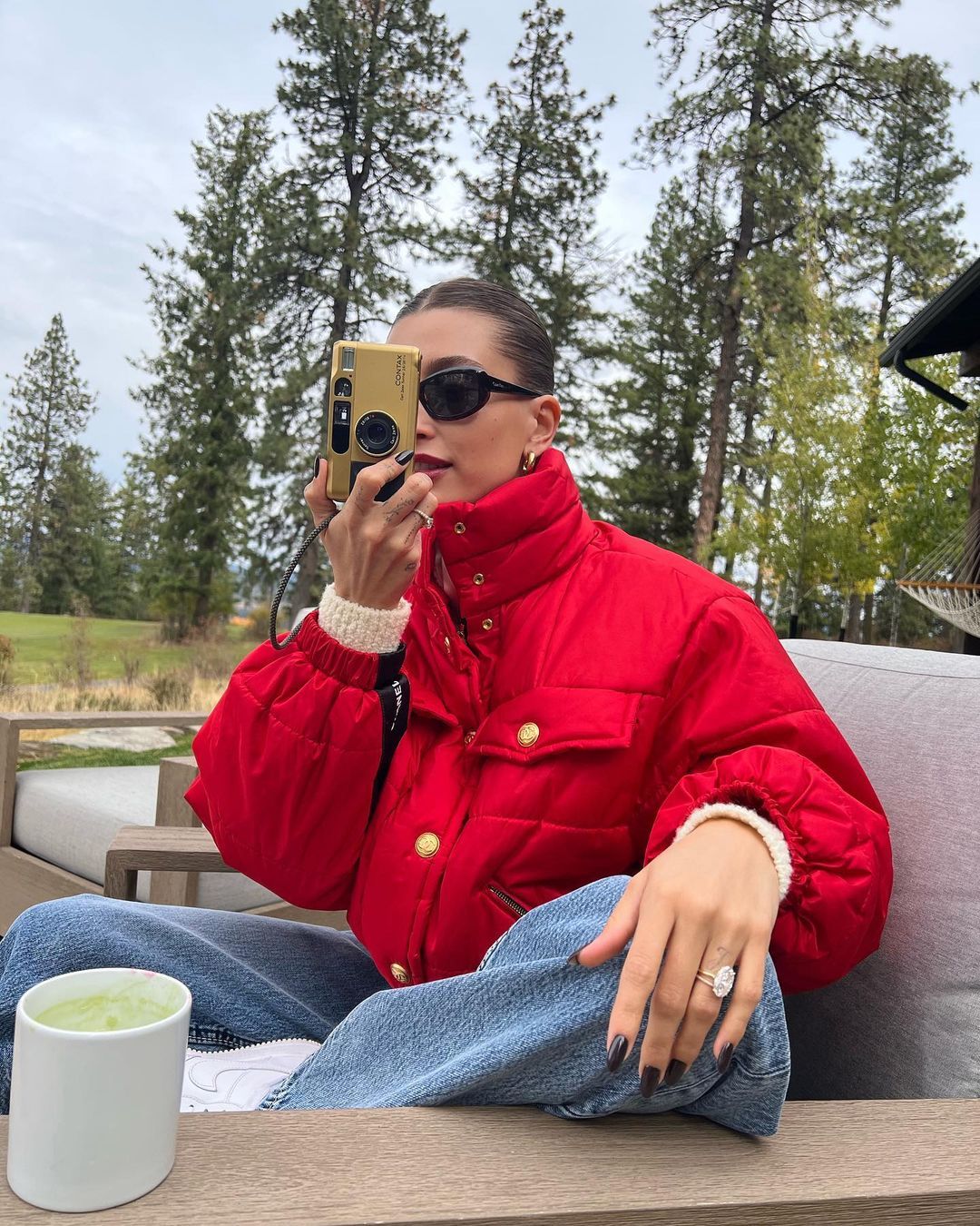 Come ricreare un outfit rosso non banale per Natale Tocco di colore, total-look o abito statement? | Image 390758