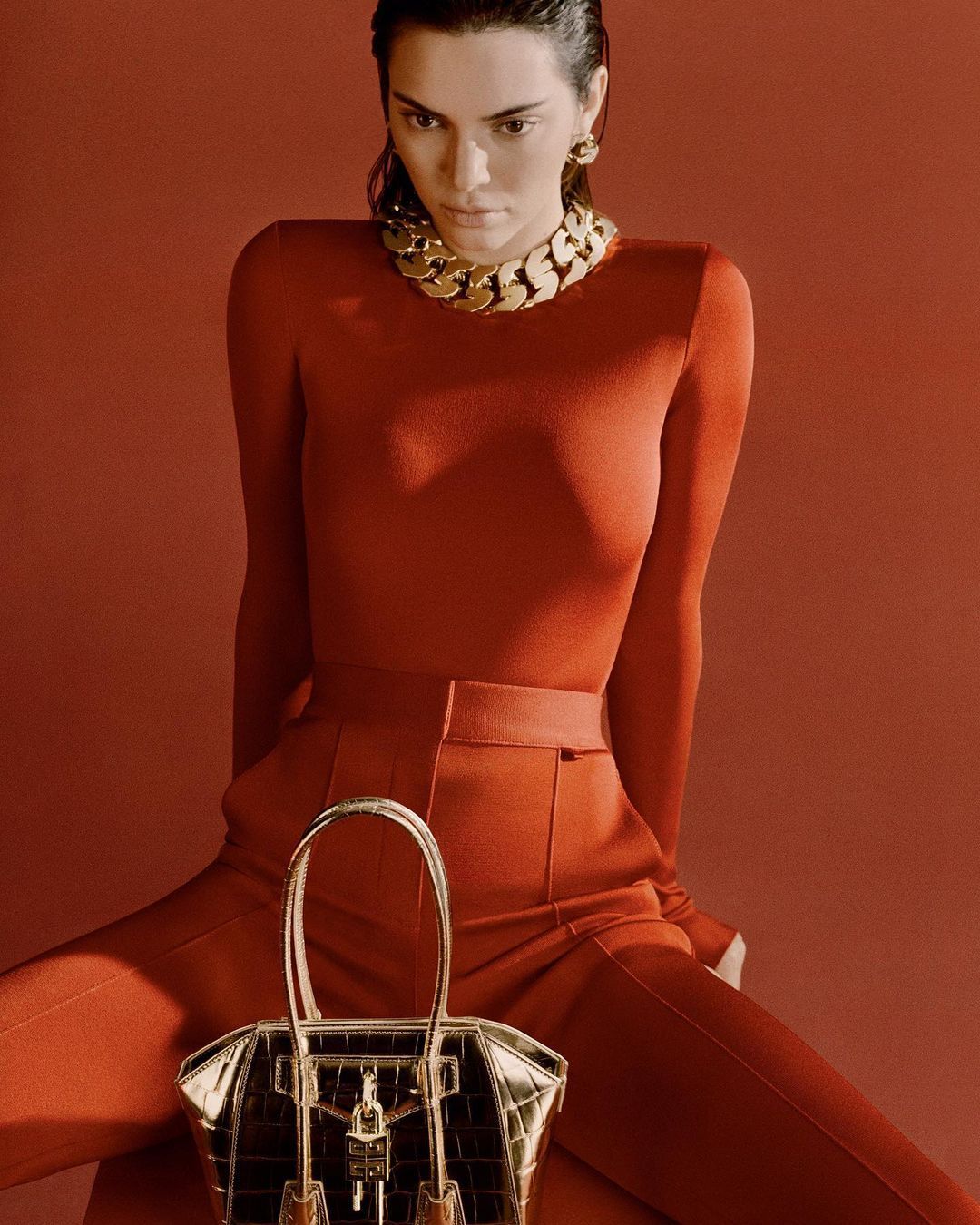 Come ricreare un outfit rosso non banale per Natale Tocco di colore, total-look o abito statement? | Image 390757