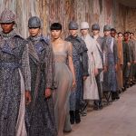 Come la crisi della supply chain potrebbe colpire la fashion week Con molte fabbriche al momento ferme a causa del Covid, è sempre più difficile produrre sample di sfilata