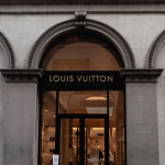 Louis Vuitton, l'omaggio a Virgil Abloh: nelle vetrine di Milano maxi  sculture dedicate allo stilista