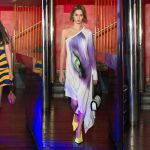 La colorata extravaganza di JW Anderson nella Pre-Fall 2022 Lo stilista britannico porta in passerella una festa fatta di glitter, capi ibridi e bizzarre bag a forma di piccioni