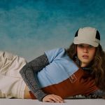 The Woolrich Woman di Daniëlle Cathari ama la vita all'aria aperta La nuova collezione per la SS22 pensata per la donna che si fa ispirare dalla natura