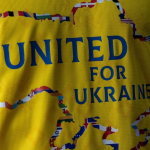 La nuova maglia dell'Ucraina in difesa dei propri confini Sulla divisa di gioco è stata inserita la sagoma dei confini nazionali realizzata con le bandiere dei paesi che la stanno supportando