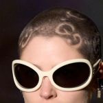 Vi mettereste mai il logo di un brand in testa? Il buzz cut da Kanye West all'ultimo show di Gucci