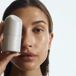 Hailey Bieber lancia Rhode, il suo beauty brand Arrivano nei negozi i primi prodotti per ottenere una perfetta glazed skin