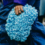 Una commessa di Bottega Veneta si è rifiutata di vendere una giacca a un cittadino russo Di mezzo c'è un'ambigua regolamentazione sulle esportazioni dei beni di lusso in Russia