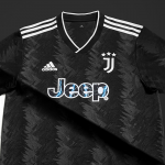 La maglia away della Juventus dedicata alle partite in notturna Ritorna il total black ma per questa stagione è stata scelta una grafica a stella color carbone inserita nel tessuto