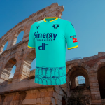 Verona's third kit dedicated to the city's Arena Continua la scelta di Macron di omaggiare i luoghi più celebri dalla città scaligera
