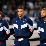 Le 4 diverse giacche del Paris Saint-Germain firmate Nike Simili a quelli indossati dai giocatori dell'NBA, rafforzano il legame tra calcio e pallacanestro già esplorato con Jordan