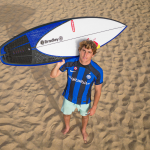 L'Inter ha realizzato una tavola da surf con Bradley LF Una contaminazione inaspettata e supportata da Leo Fioravanti, uno dei surfisti professionisti più celebri al mondo