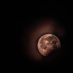 Gli effetti collaterali dell’eclissi di luna in Scorpione Come sopravvivere a uno degli avvenimenti più intensi del periodo