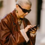 I brand di moda stanno aiutando l’industria dei fake senza saperlo? Secondo gli studi, la combo di prezzi in rialzo e marketing selvaggio spingono il pubblico verso i fake