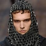 Quando la moda diventa armatura Dalle necessità pratiche alle risorse simboliche