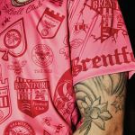 La maglia del Brentford con i tatuaggi dei tifosi Il secondo capitolo dell'iniziativa di Umbro How deep is your love? | Image 434904