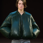 No, il bomber di Loewe non è un plagio della Round Jacket di Yeezy Gap C'entra uno stilista degli anni '30 e un sacco a pelo