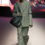 Gucci coi piedi per terra Nel primo show post-Alessandro Michele, il brand prova a ritrovare il suo centro | Image 436301