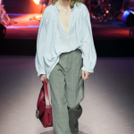 Gucci coi piedi per terra Nel primo show post-Alessandro Michele, il brand prova a ritrovare il suo centro | Image 436288