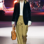 Gucci coi piedi per terra Nel primo show post-Alessandro Michele, il brand prova a ritrovare il suo centro | Image 436285