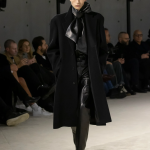 La quieta grandiosità di Saint Laurent Anthony Vaccarello, vestimi l’anima | Image 436683