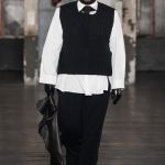 La sfilata di Parigi che ha rifatto il look di “American Psycho” Dopo quelli di Laclos e Baudelaire, Louis-Gabriel Nouchi si è ispirato a Bret Easton Ellis | Image 436812