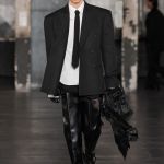 La sfilata di Parigi che ha rifatto il look di “American Psycho” Dopo quelli di Laclos e Baudelaire, Louis-Gabriel Nouchi si è ispirato a Bret Easton Ellis | Image 436806