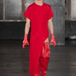 La sfilata di Parigi che ha rifatto il look di “American Psycho” Dopo quelli di Laclos e Baudelaire, Louis-Gabriel Nouchi si è ispirato a Bret Easton Ellis | Image 436802